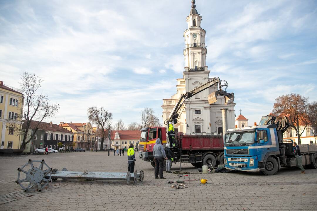 Kalėdinės eglutės įrengimas Rotušės aikštėje