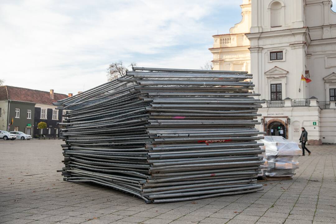 Kalėdinės eglutės įrengimas Rotušės aikštėje