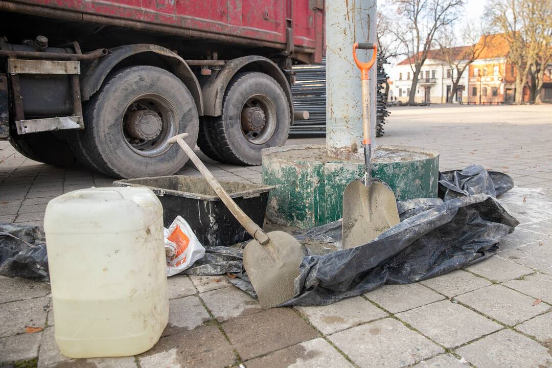 Kalėdinės eglutės įrengimas Rotušės aikštėje