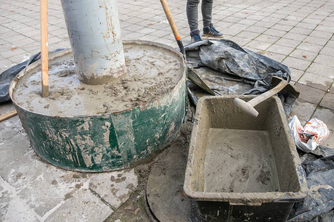 Kalėdinės eglutės įrengimas Rotušės aikštėje