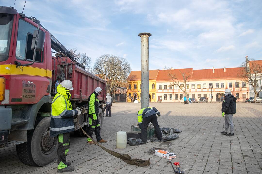 Kalėdinės eglutės įrengimas Rotušės aikštėje