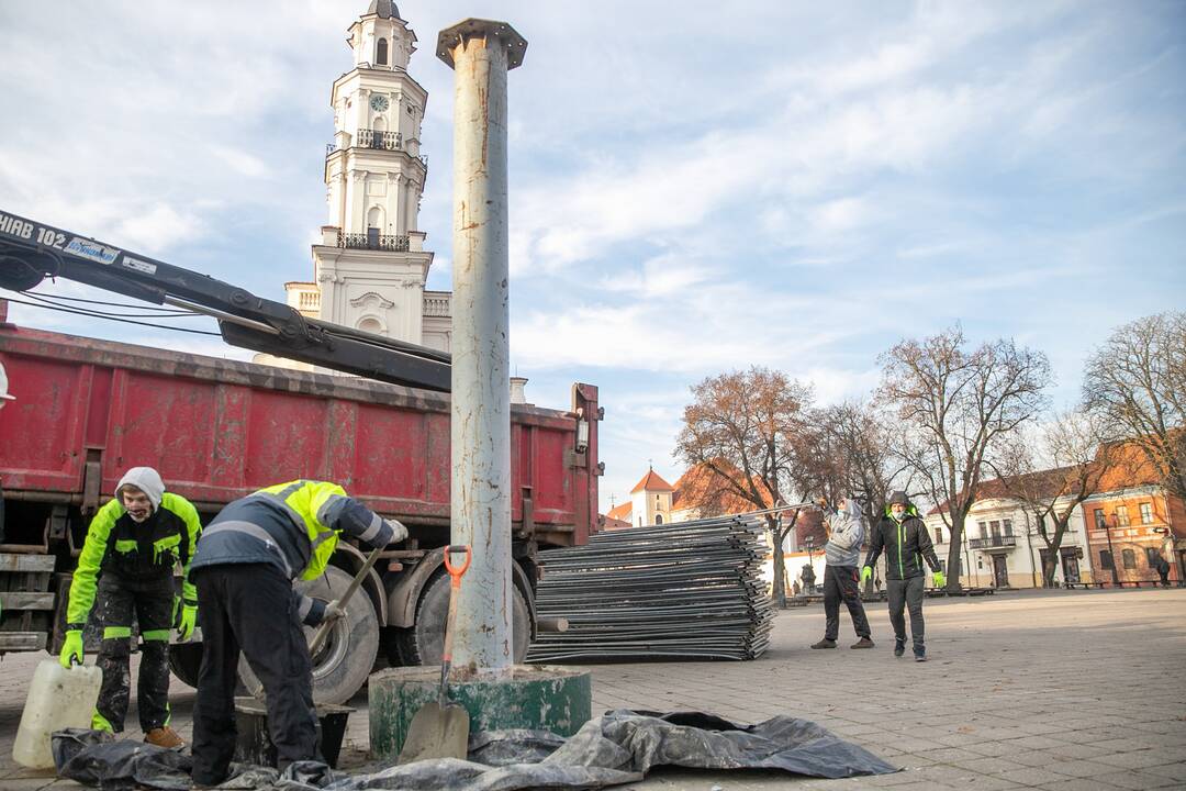 Kalėdinės eglutės įrengimas Rotušės aikštėje