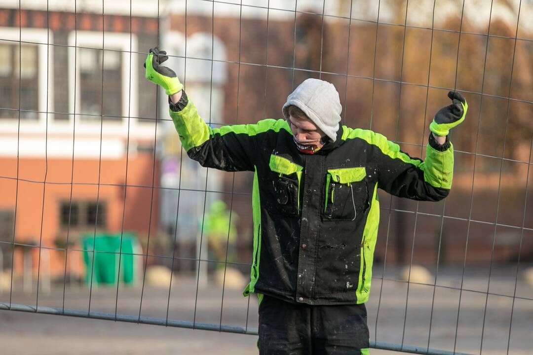Kalėdinės eglutės įrengimas Rotušės aikštėje