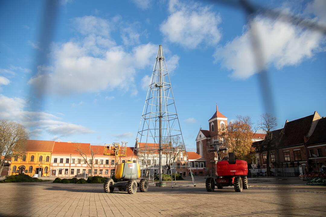 Rotušės aikštėje ryškėja kalėdinės Kauno eglės kontūrai