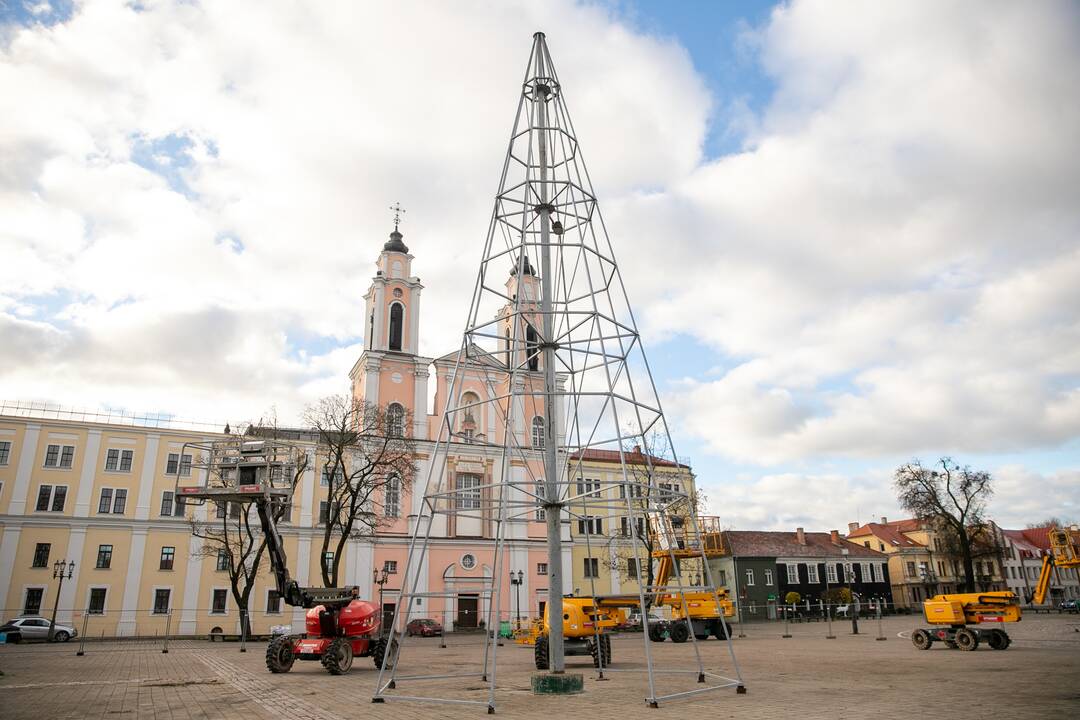 Rotušės aikštėje ryškėja kalėdinės Kauno eglės kontūrai