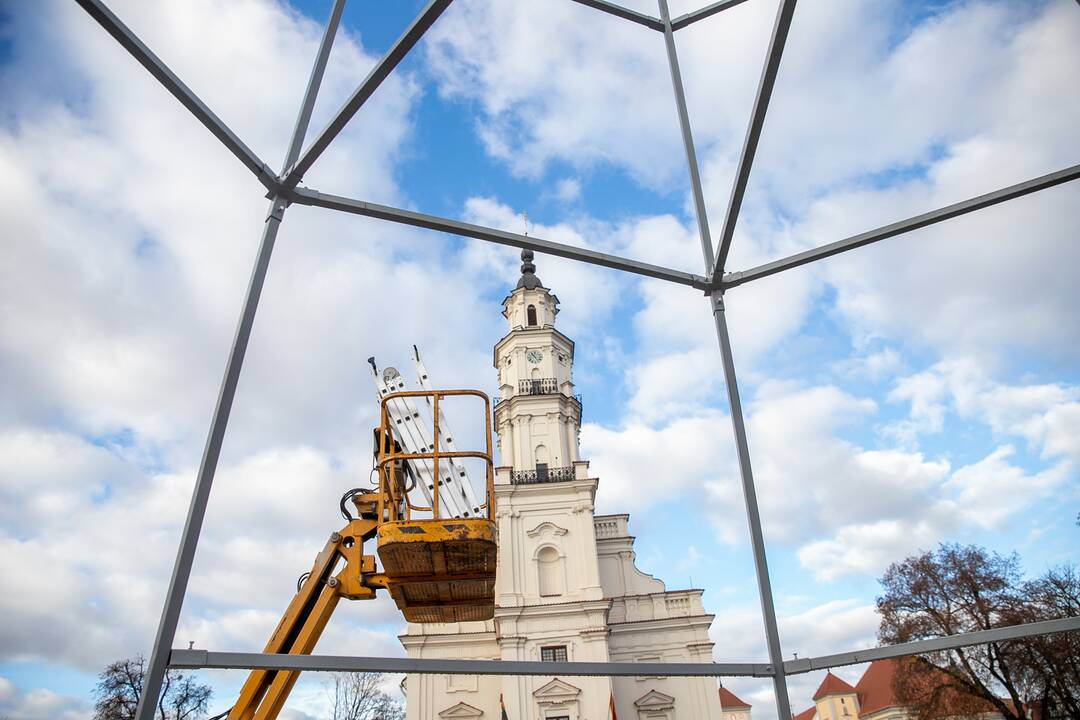 Rotušės aikštėje ryškėja kalėdinės Kauno eglės kontūrai