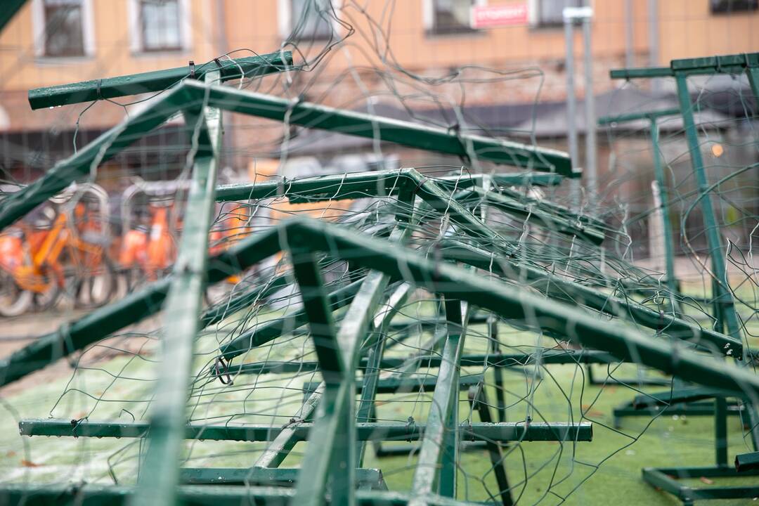 Rotušės aikštėje ryškėja kalėdinės Kauno eglės kontūrai