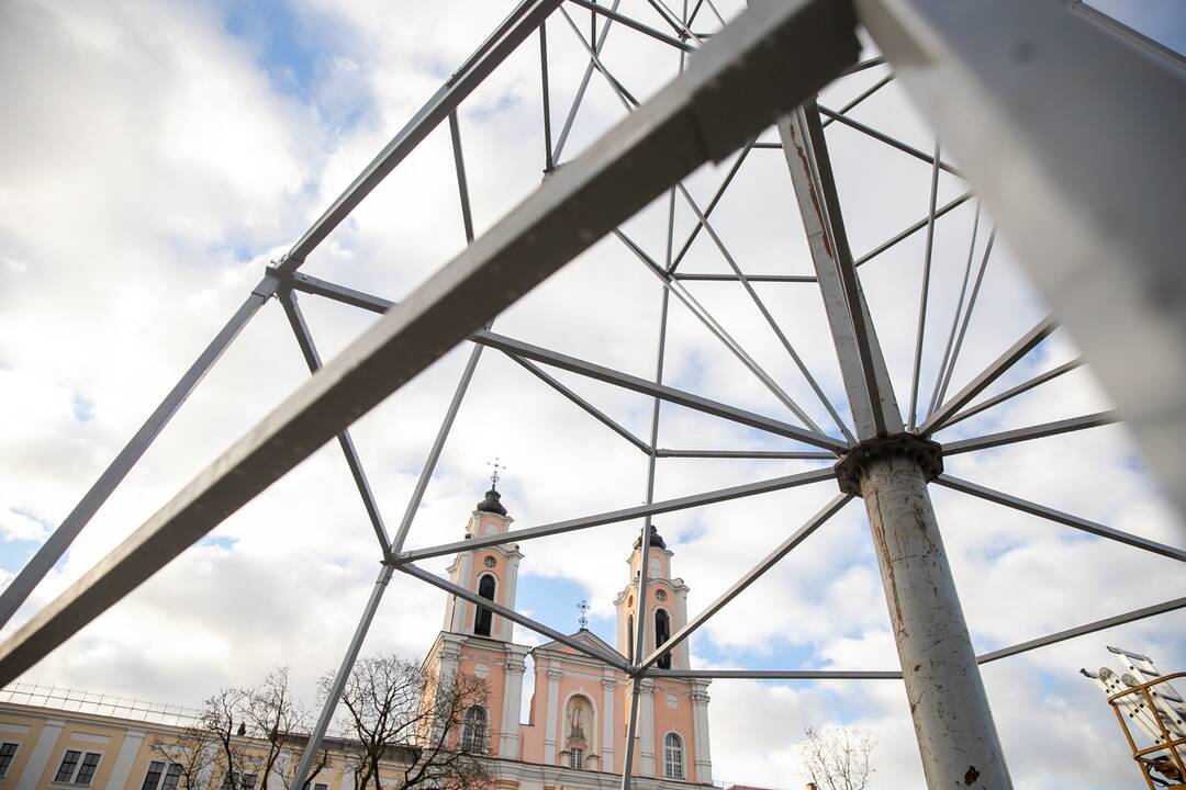 Rotušės aikštėje ryškėja kalėdinės Kauno eglės kontūrai
