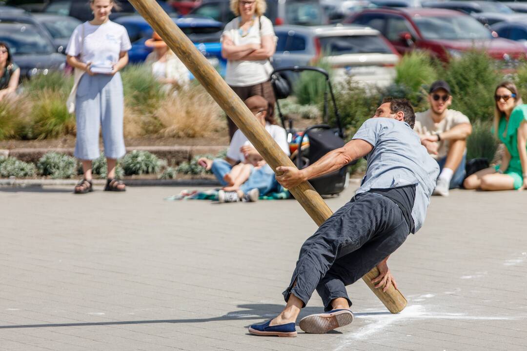 Šokio ir cirko spektaklis „Pelat“