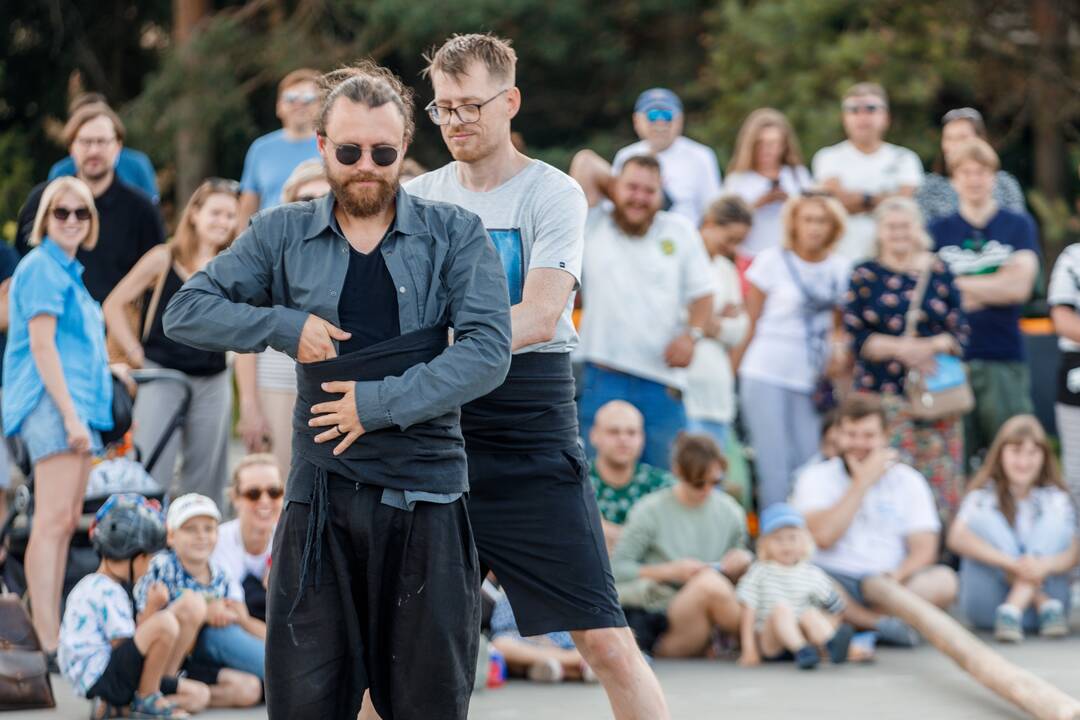 Šokio ir cirko spektaklis „Pelat“