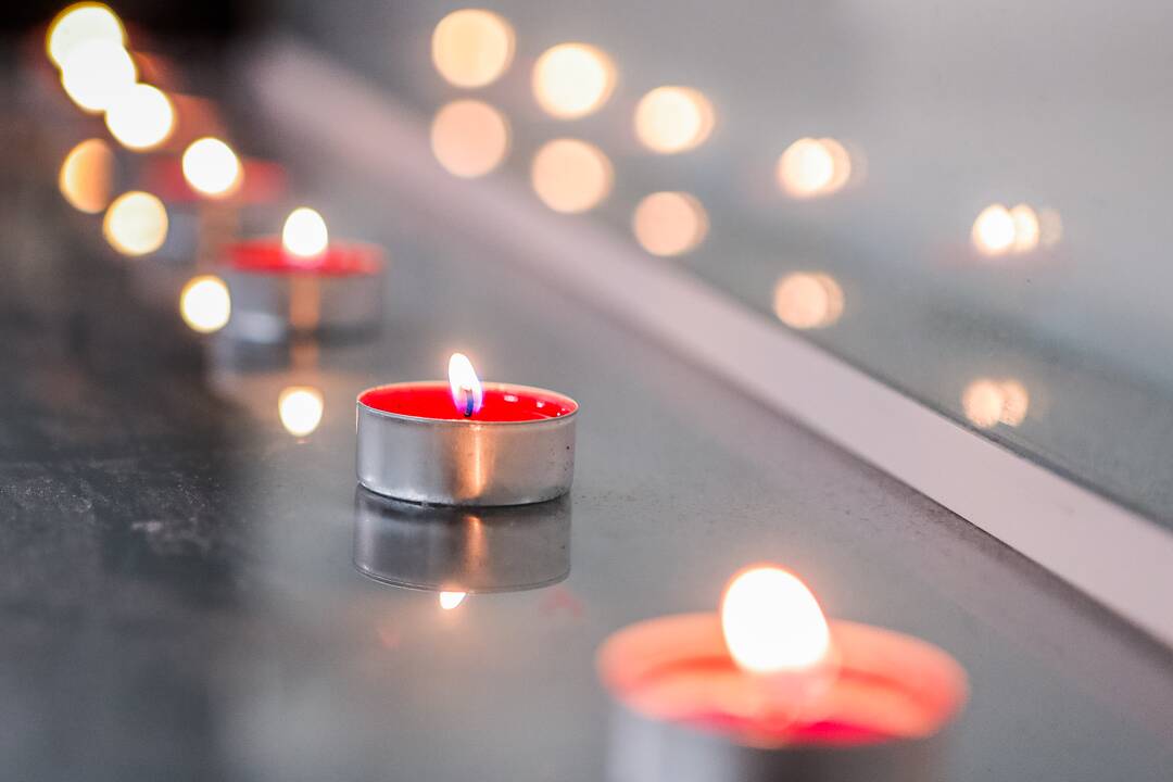 Moksleiviai Sausio 13-ąją mini uždegdami žvakutes