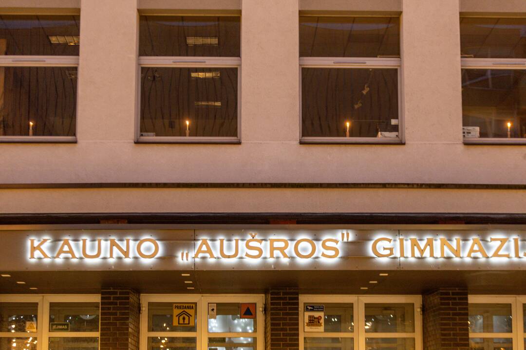 Sausio 13-osios žvakutės languose