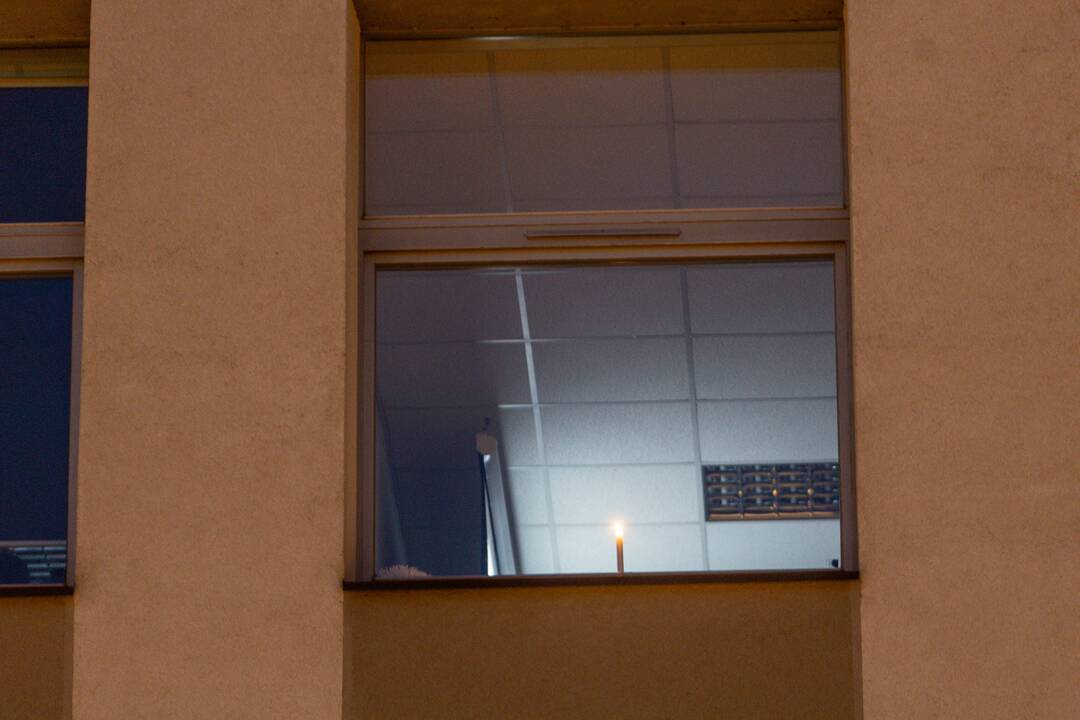Sausio 13-osios žvakutės languose