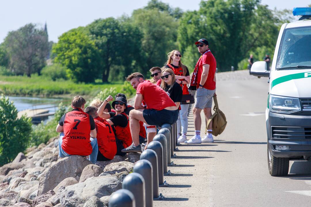 Krepšinio sirgaliai plūsta į areną