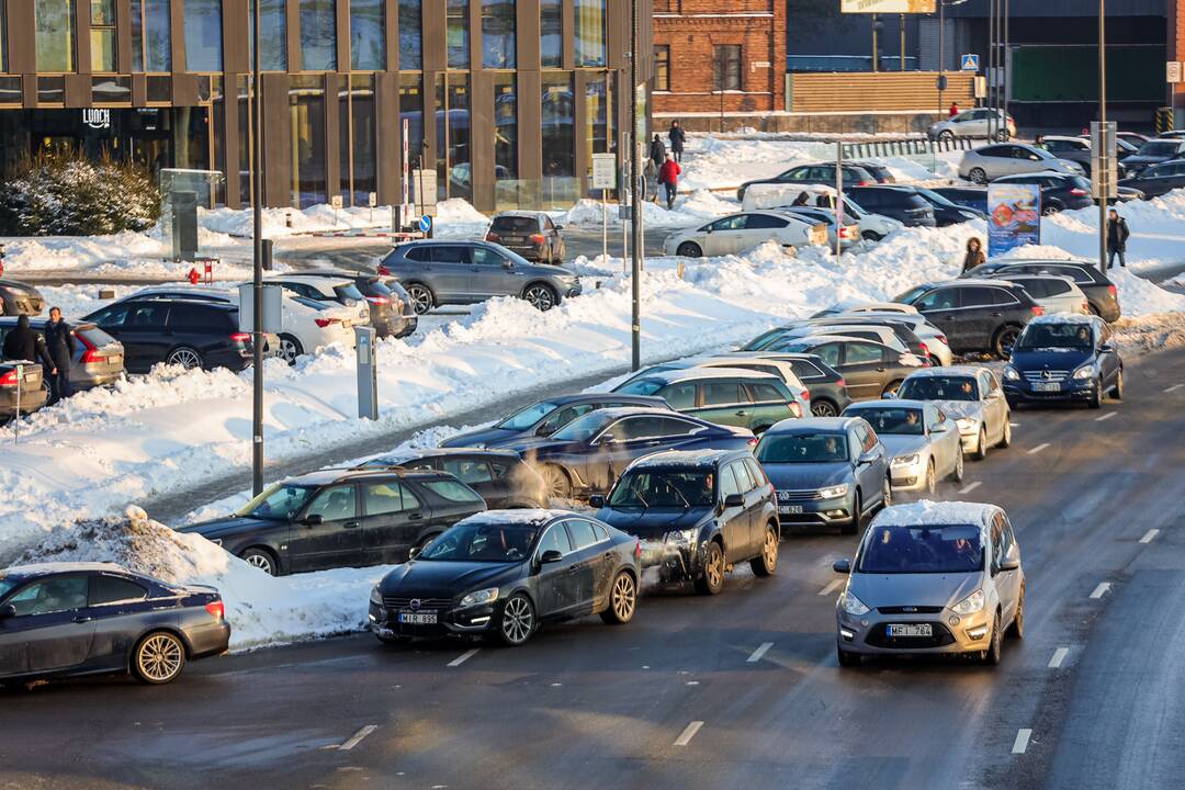 Prie degalinių Kaune – didžiulės automobilių eilės