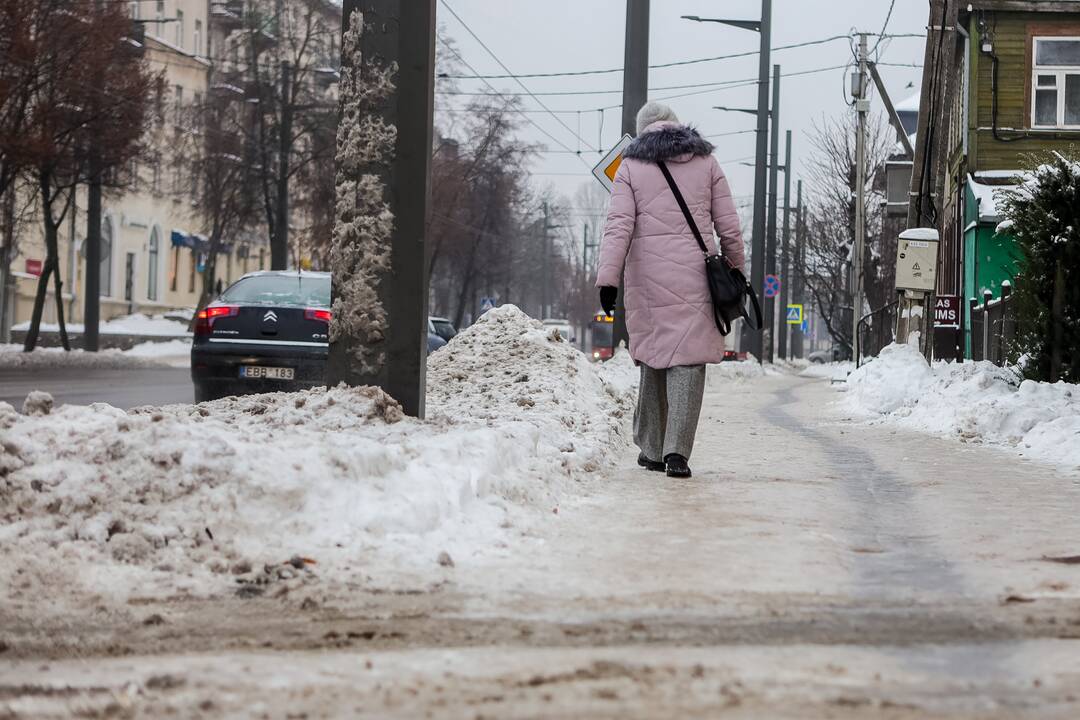 Eismo sąlygas Kaune sunkina plikledis