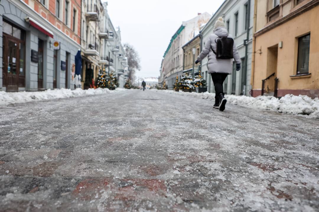 Eismo sąlygas Kaune sunkina plikledis
