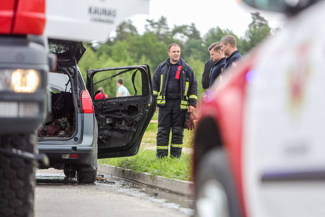 Kauno LEZ'e sudegė automobilis  