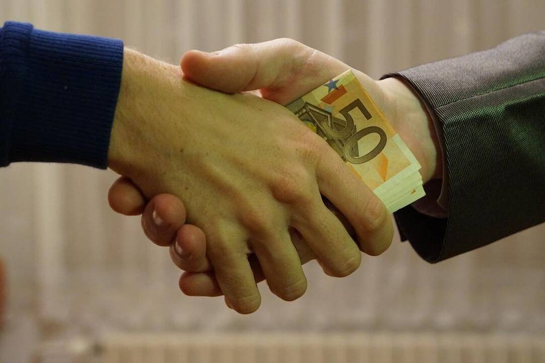 Padėtas taškas byloje dėl tariamos įtakos Lietuvos banko atstovui