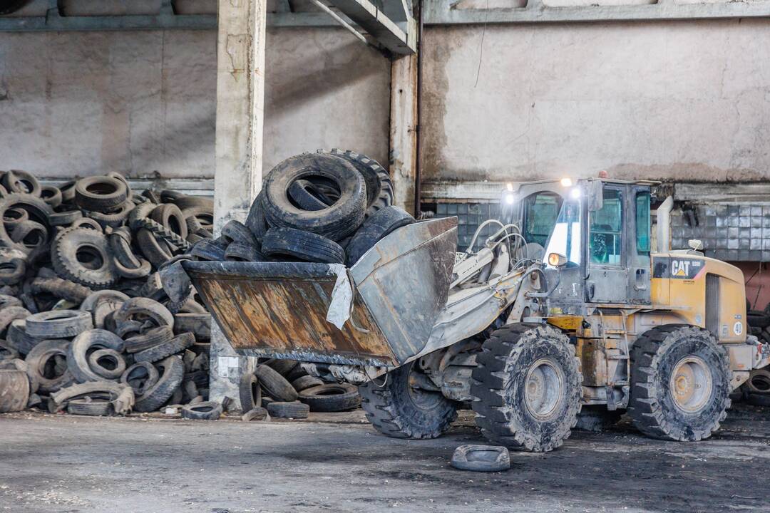 Tvarkomos po „Ekologistikos“ gaisro likusios padangų atliekos 