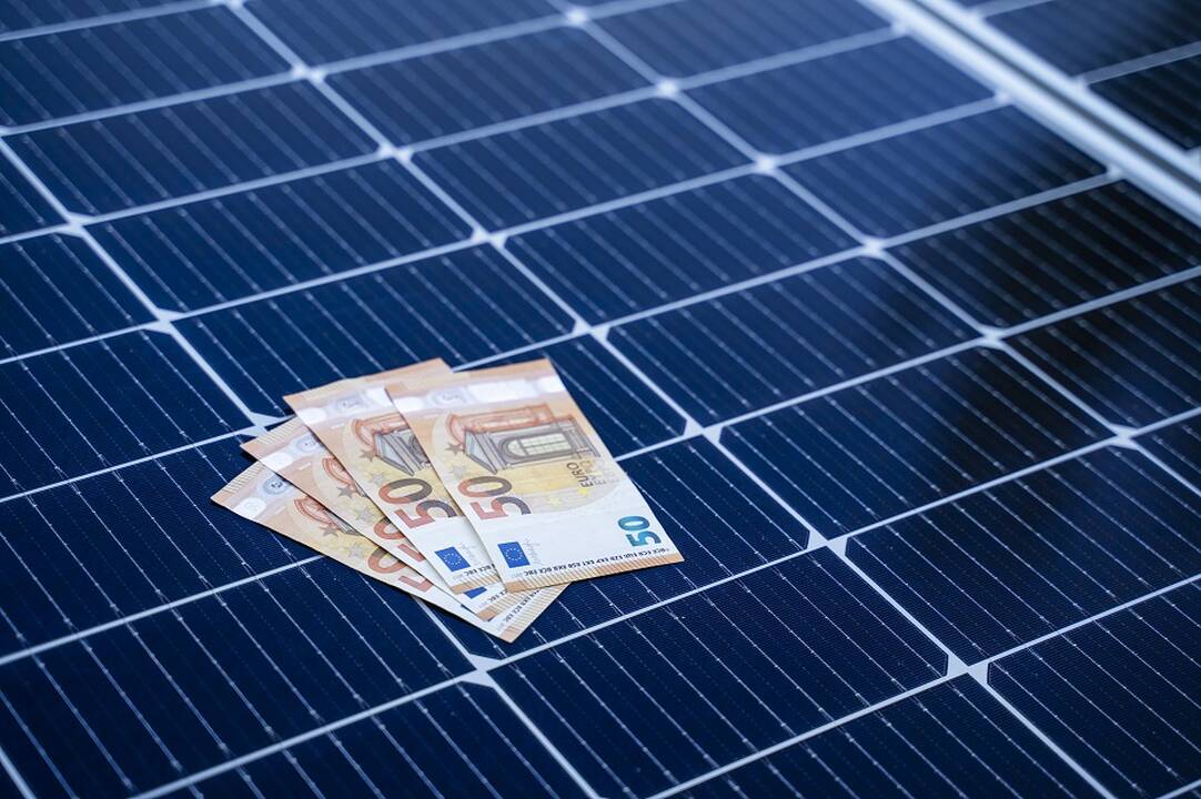 Lietuva skiria 4,6 mln. eurų saulės elektrinių įrengimui Ukrainos gydymo įstaigose