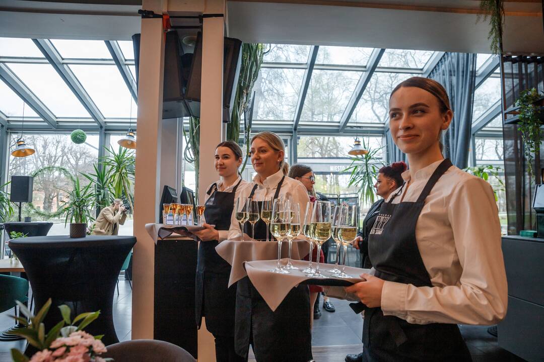 Restoranas: „Miesto sodas“ – modernus, atjaunėjęs, suteikiantis lankytojams nepamirštamų emocijų, naujų gurmaniškų atradimų.