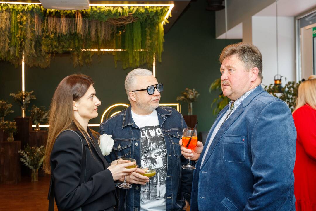 Restoranas: „Miesto sodas“ – modernus, atjaunėjęs, suteikiantis lankytojams nepamirštamų emocijų, naujų gurmaniškų atradimų.
