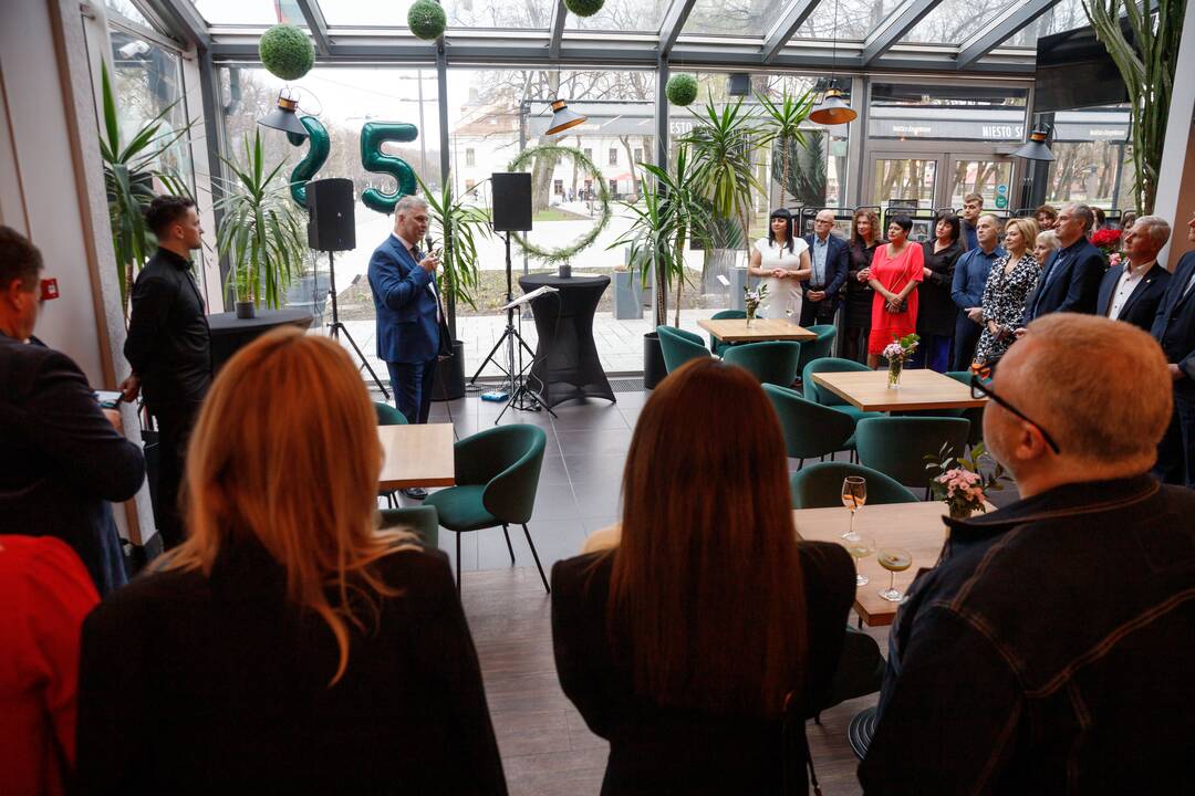 Restoranas: „Miesto sodas“ – modernus, atjaunėjęs, suteikiantis lankytojams nepamirštamų emocijų, naujų gurmaniškų atradimų.
