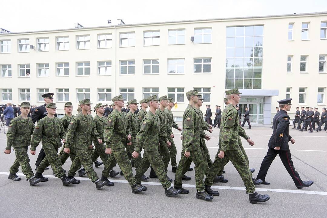 Kariuomenė naujų karių bandys prisivilioti pinigais, bet tai dar ne viskas