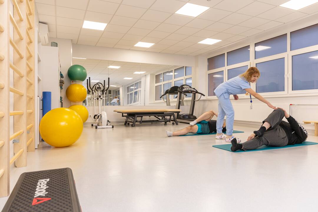 Nauja: Kalniečių padalinio Fizinės medicinos ir reabilitacijos skyriaus vedėja D. Kumpauskienė aprodė, kaip patalpos ir paslaugos pasikeitė po remonto.