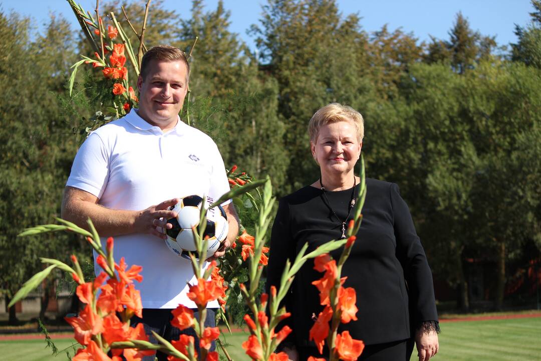 Atidarymas: į šventę susirinkę garbingi svečiai negailėjo pagyrų puikiai sutvarkytam stadionui.