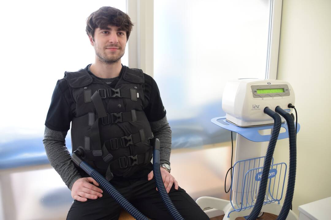 Požiūris: visada ieškome individualaus priėjimo prie kiekvieno paciento, sako kineziterapeutai S. Goscickė (pirma iš kairės), V. Šeputa ir K. Nevulienė. 