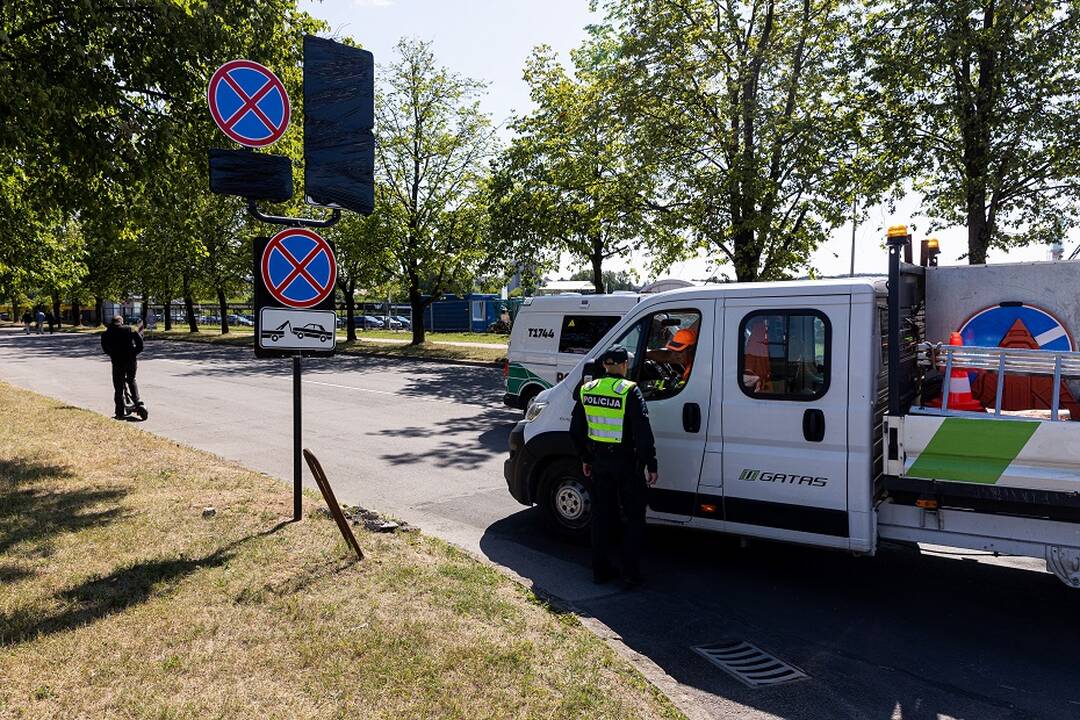 Policijos pareigūnai ir Lietuvos kariuomenės kariai „Litexpo“  prieigose