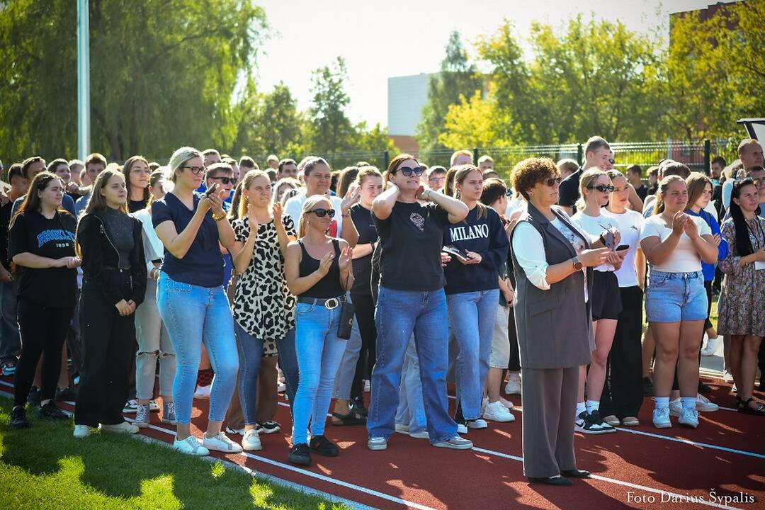 Atidarymas: į šventę susirinkę garbingi svečiai negailėjo pagyrų puikiai sutvarkytam stadionui.