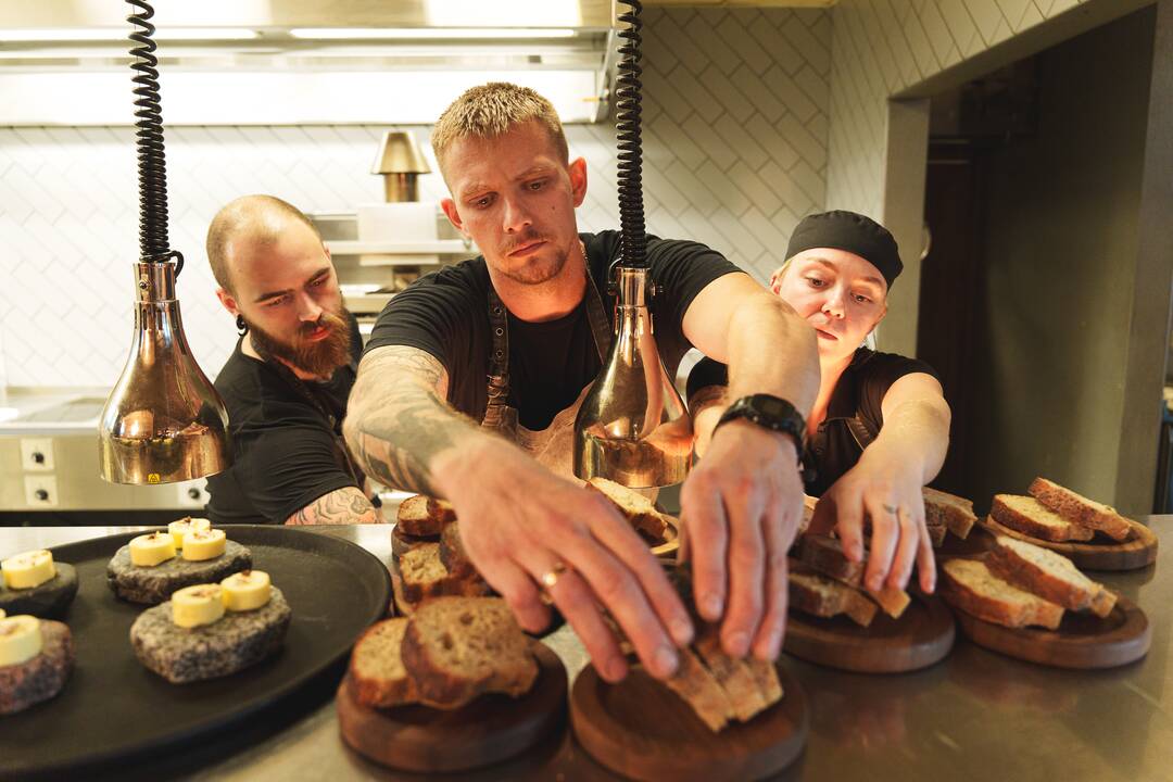 Vaišės: naujausiais garsaus šefo kūriniais mėgavosi visi „MOMO Grill Kaunas“ gimtadienio vakarienių svečiai, kurių iš viso susirinko arti poros šimtų.