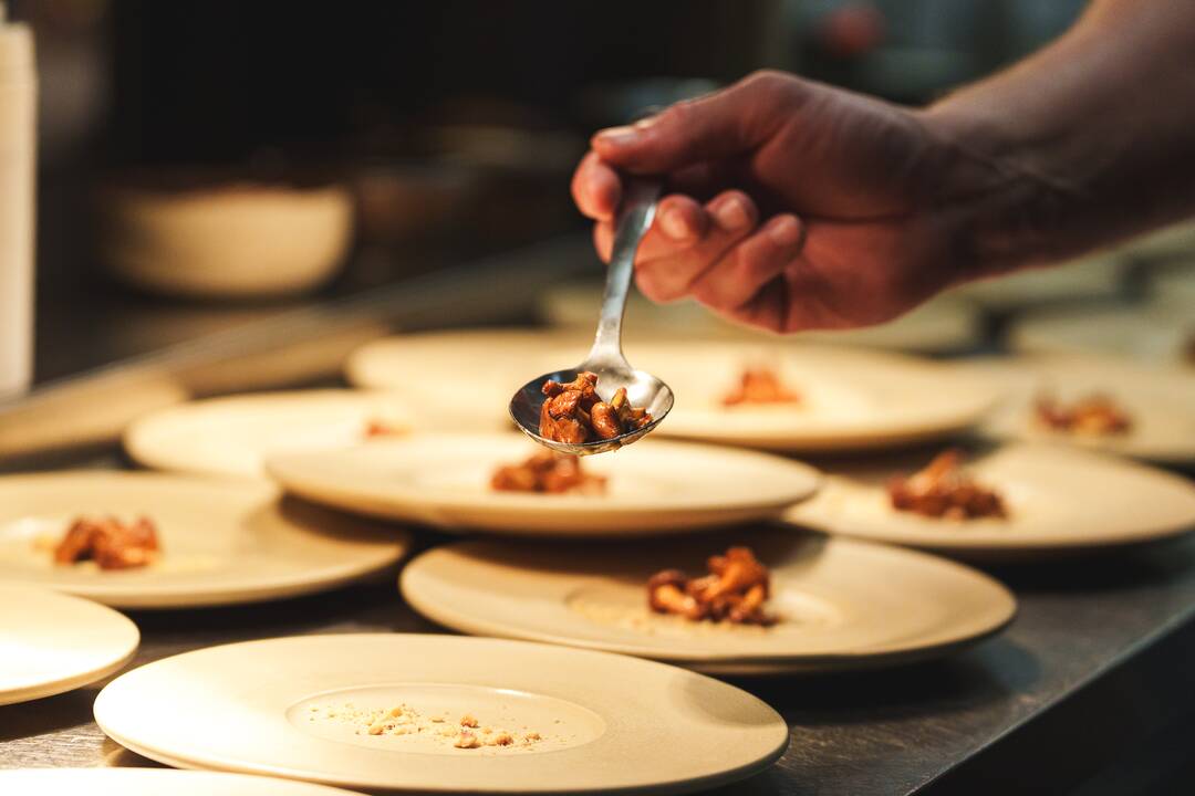 Vaišės: naujausiais garsaus šefo kūriniais mėgavosi visi „MOMO Grill Kaunas“ gimtadienio vakarienių svečiai, kurių iš viso susirinko arti poros šimtų.