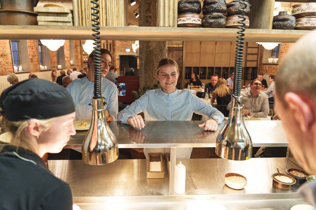Vaišės: naujausiais garsaus šefo kūriniais mėgavosi visi „MOMO Grill Kaunas“ gimtadienio vakarienių svečiai, kurių iš viso susirinko arti poros šimtų.