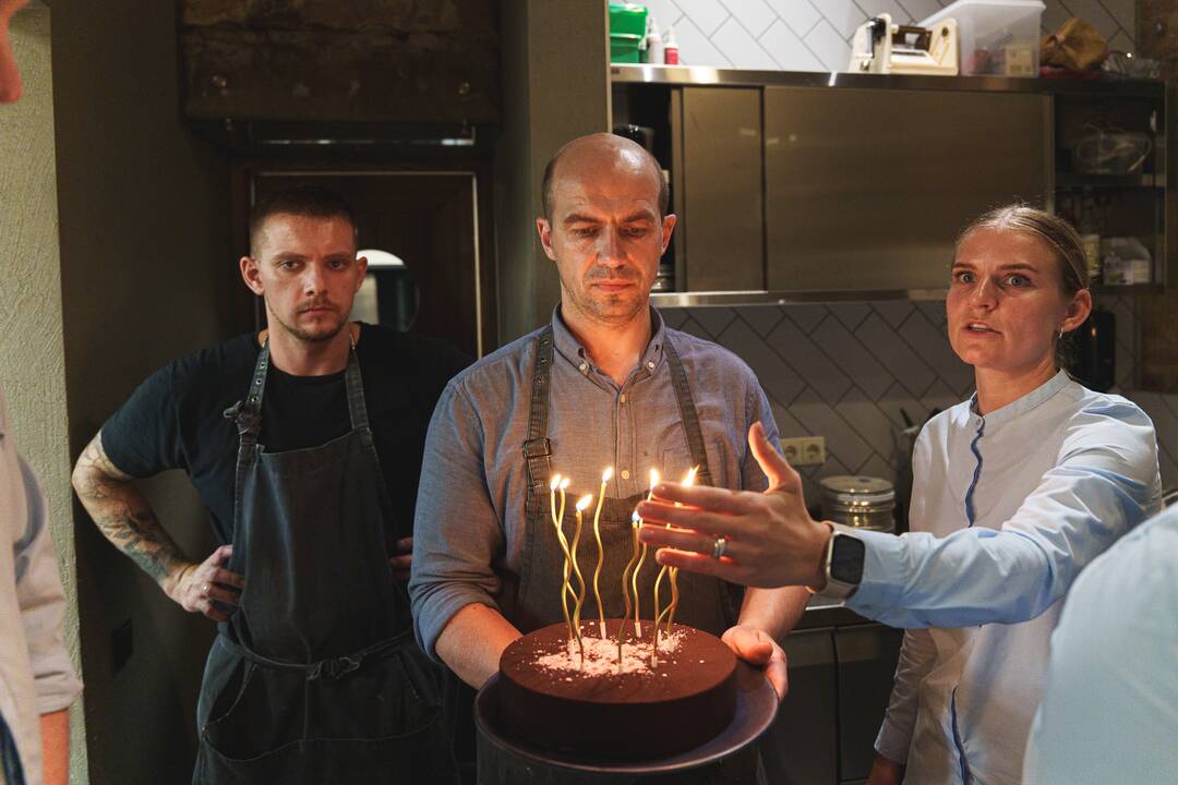 Vaišės: naujausiais garsaus šefo kūriniais mėgavosi visi „MOMO Grill Kaunas“ gimtadienio vakarienių svečiai, kurių iš viso susirinko arti poros šimtų.