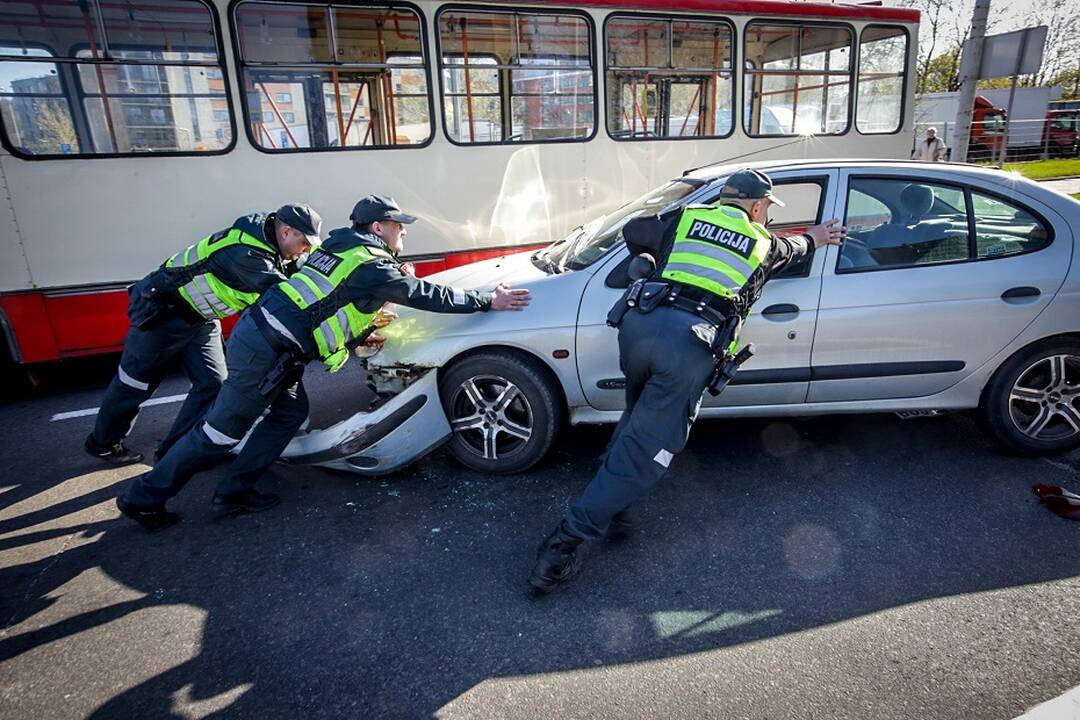 Žala: kai nukentėjo kelio statinys, pavyzdžiui, šviesoforas ar kelio ženklas, apie tai reikia informuoti specialiąsias tarnybas.