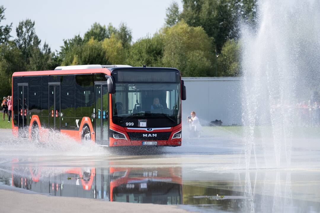 Ryžtas: R. Kramičius sako, kad nėra ko bijoti vairuoti autobusą, tiesiog reikia imti ir pabandyti.