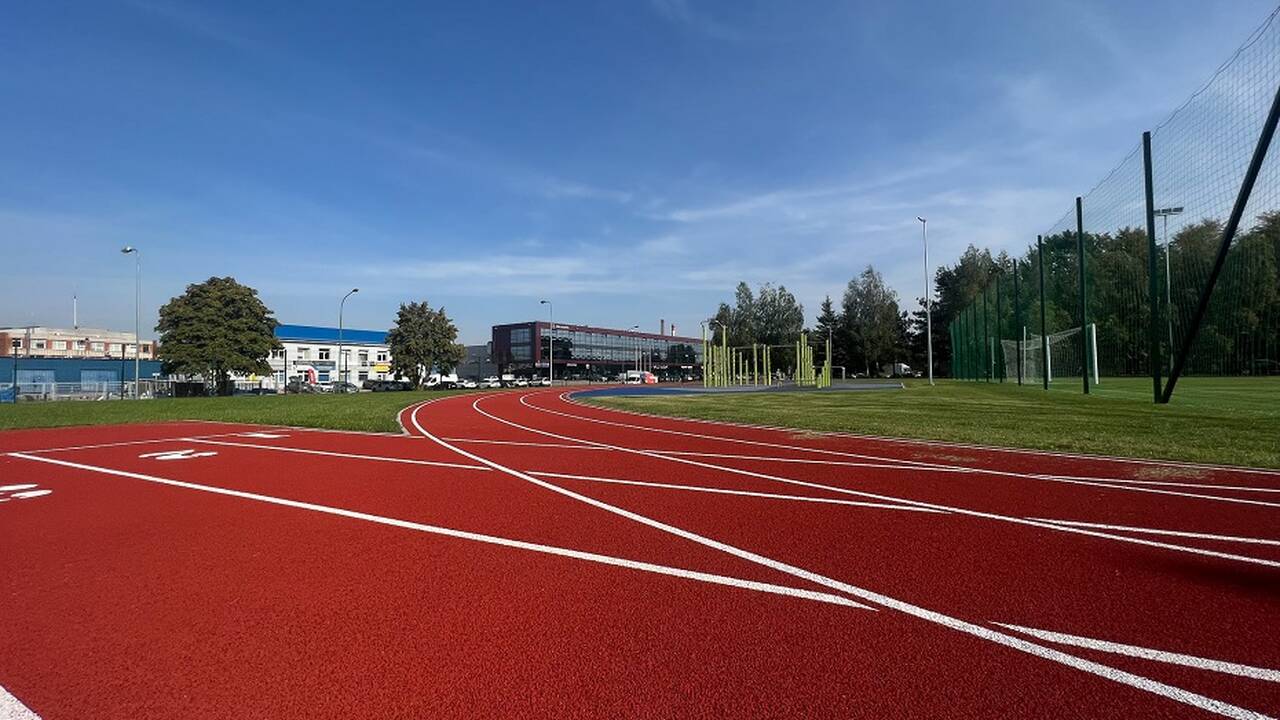 Atidarymas: į šventę susirinkę garbingi svečiai negailėjo pagyrų puikiai sutvarkytam stadionui.