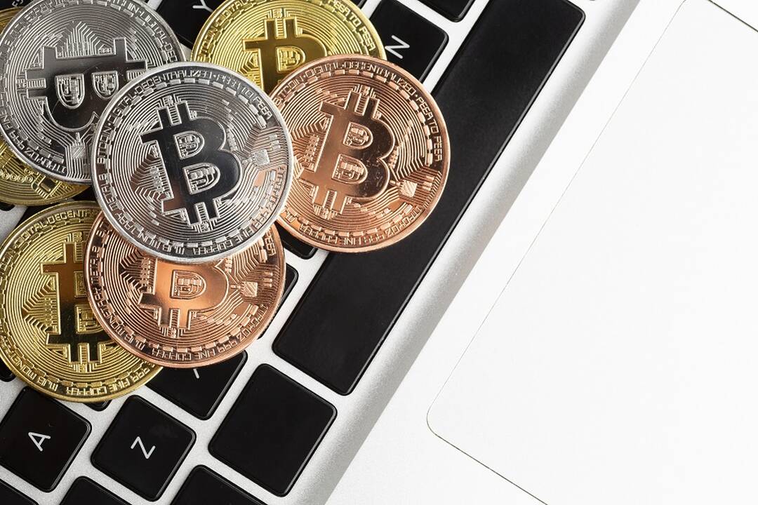 Seime skinasi kelią siūlymas kripto įmonių licencijas suteikti iki metų pabaigos