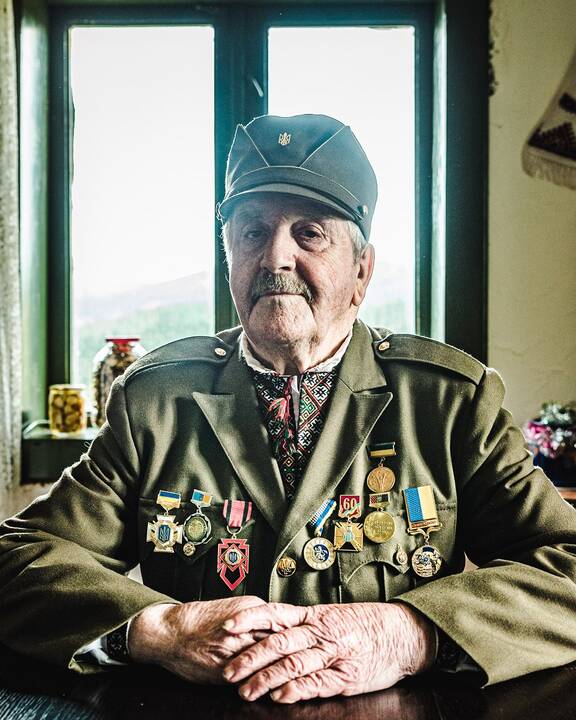 Mozaika: UPA stengėsi karius aprengti uniformomis su skiriamaisiais ženklais, tačiau daliai jų, ypač pirmaisiais veiklos metais, teko dėvėti civilinius rūbus.