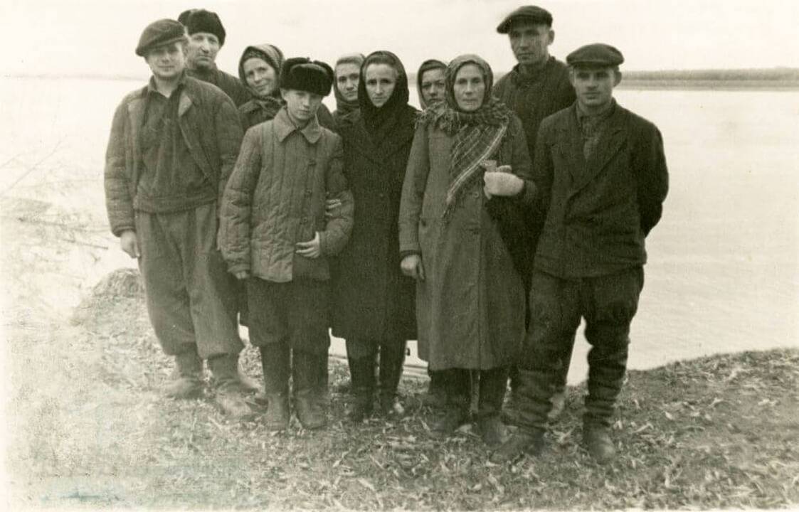 Liudijimas: slapta fotografuotas 1951 m. spalio mėn. vykdyto trėmimo momentas.  Jį nufotografavęs pogrindinės organizacijos narys Kazys Kavoliūnas 1952 m. suimtas ir nuteistas 25 m. lagerio.