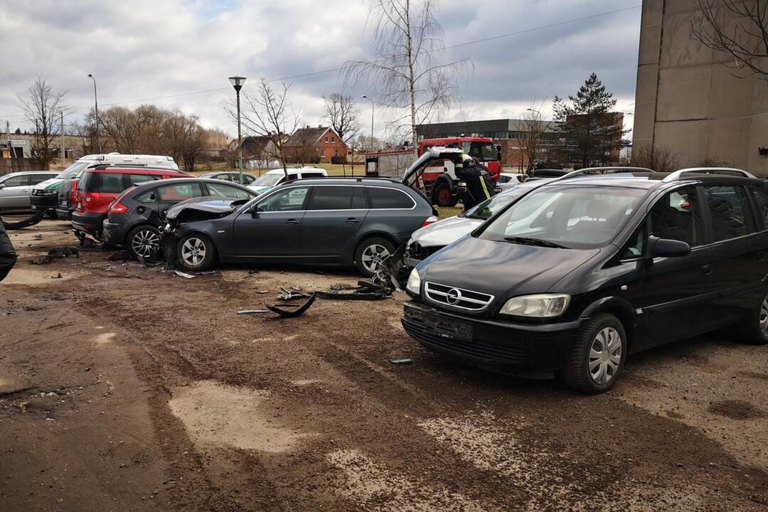 Aikštelėje į šešis automobilius atsitrenkęs vyras sprukdamas sudaužė dar du