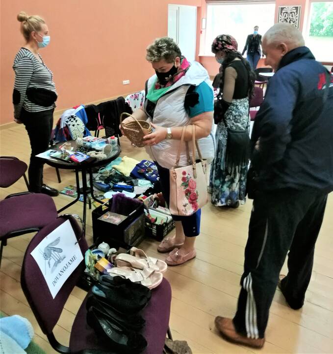 Įvairovė: daikturgyje buvo visko: rankomis megztų drabužių, avalynės, buitinės technikos, bižuterijos, knygų, meno kūrinių, tarp jų – ir vienetinių.