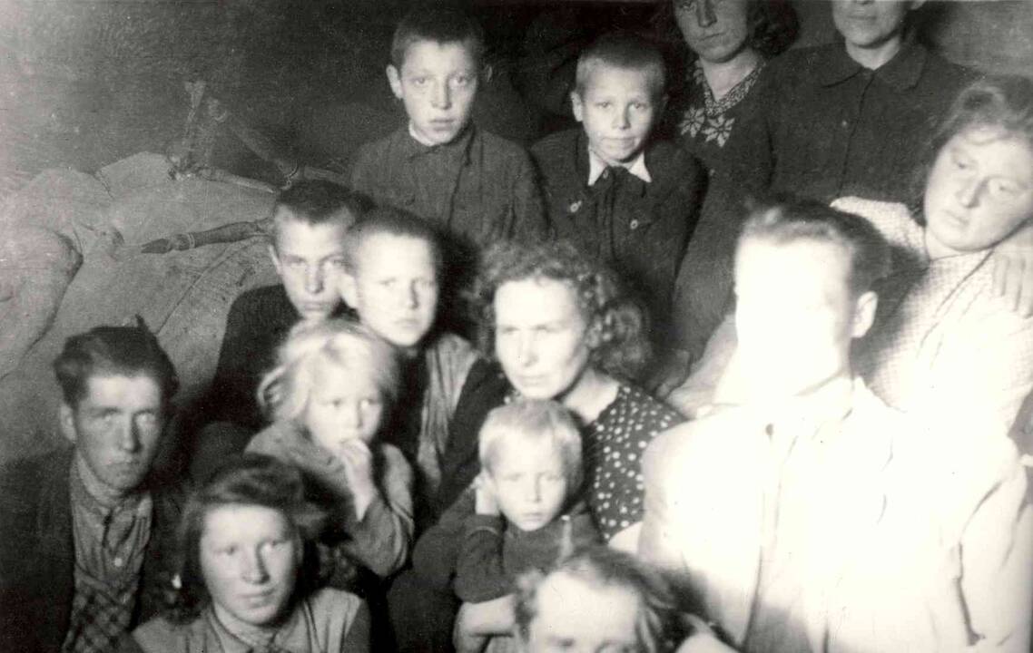 Liudijimas: slapta fotografuotas 1951 m. spalio mėn. vykdyto trėmimo momentas.  Jį nufotografavęs pogrindinės organizacijos narys Kazys Kavoliūnas 1952 m. suimtas ir nuteistas 25 m. lagerio.