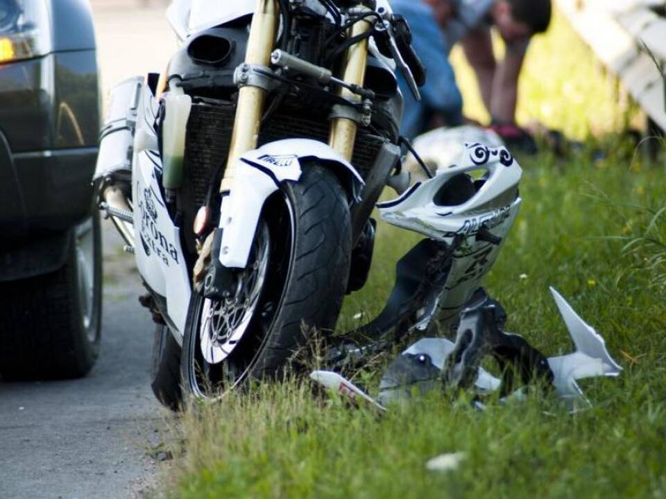 Vilniuje – avarija: pagyvenęs vyras automobiliu nepraleido mopedo ir jį partrenkė