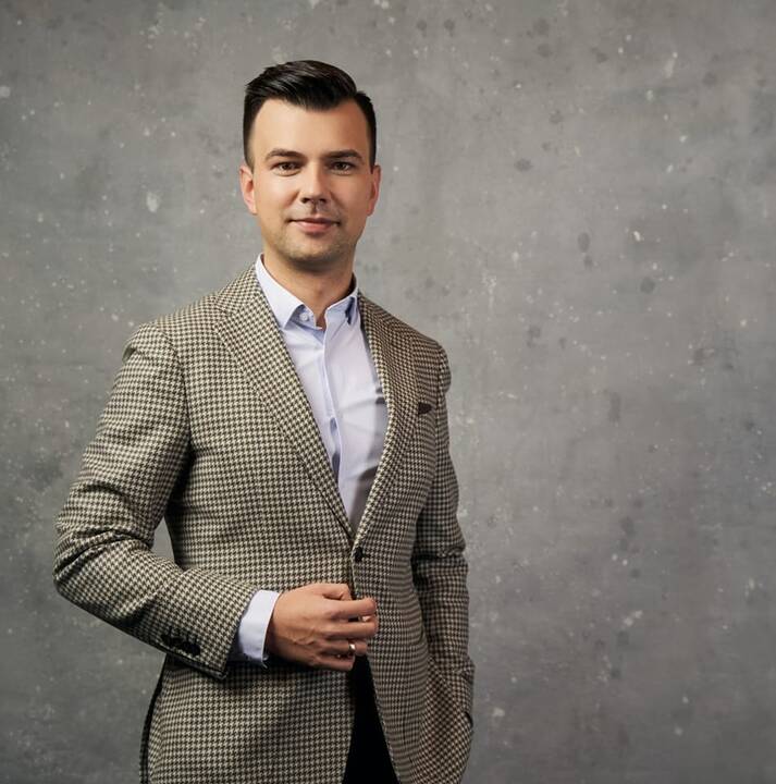 Idėja: iš nebenešiojamų, susitraukusių megztinių E.Gilė kuria nuostabaus grožio pirštines. Kuo gražiau jas išsiuvinėja – tuo didesnė tikimybė, kad jos kažkam ilgai tarnaus.