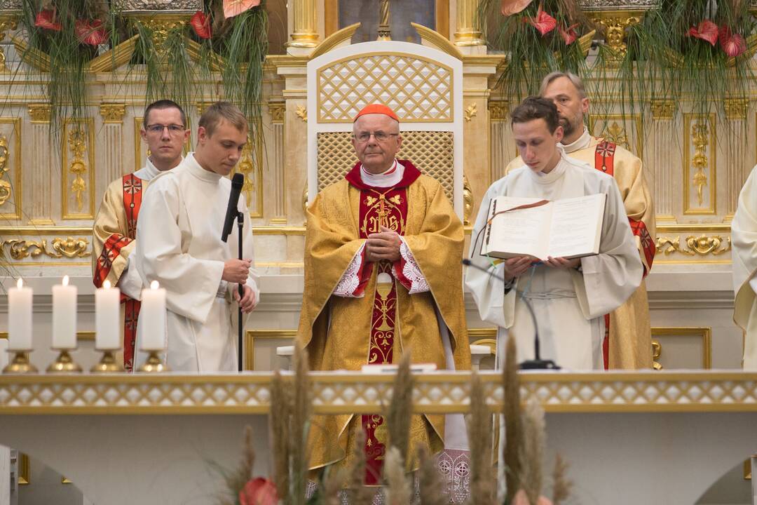 Sigitas Tamkevičius (viduryje)